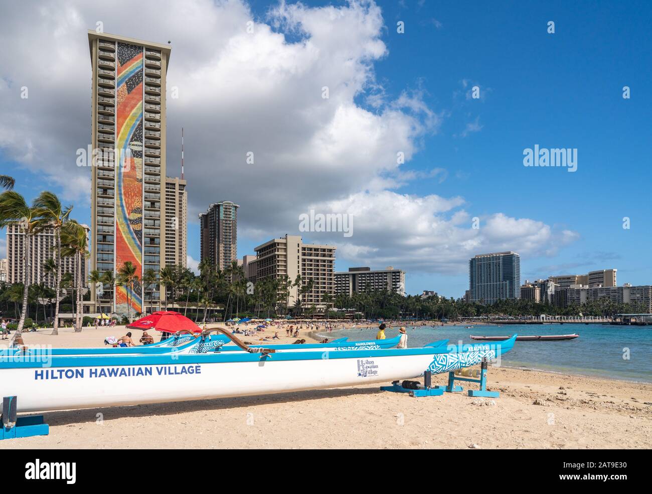 Waikiki, HI - 19 janvier 2020: Canoës traditionnels devant la Tour Rainbow Hilton sur la plage de Waikiki à Hawaï Banque D'Images