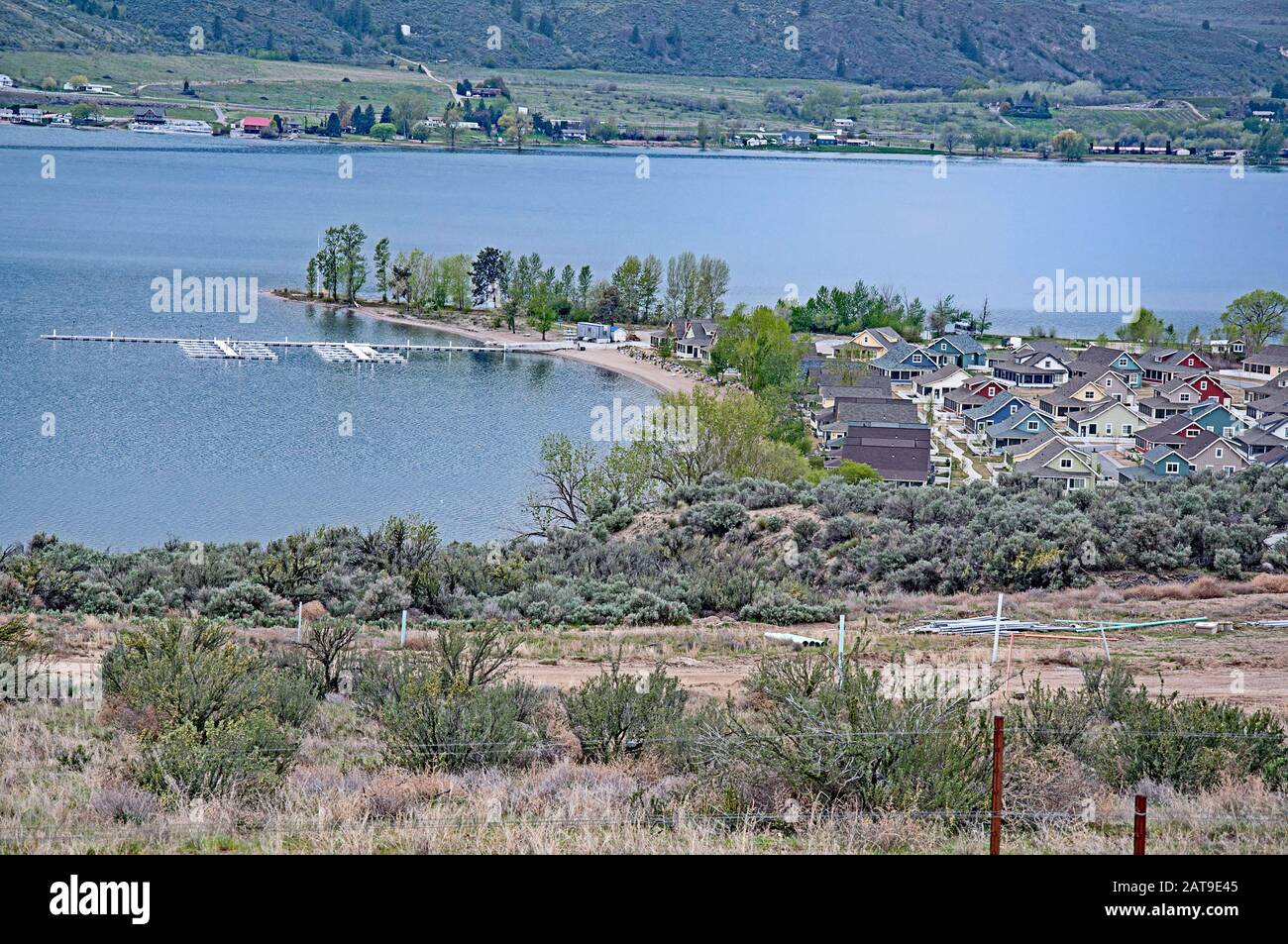 Paysage East Lake Osoyoos, Oroville Wa, à la frontière canadienne. La petite communauté de cove est connue sous le nom de Veranda Beach. Banque D'Images