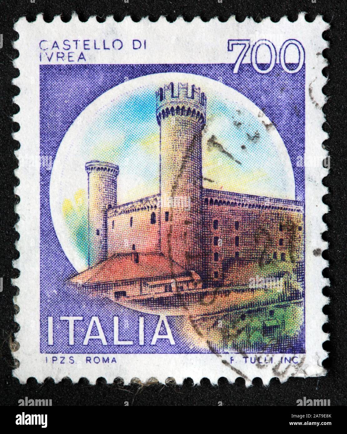 Timbre italien, cachet poste Italia utilisé et francé, châteaux d'Italie, Italia 700 lire Castello Di Ivrea Banque D'Images