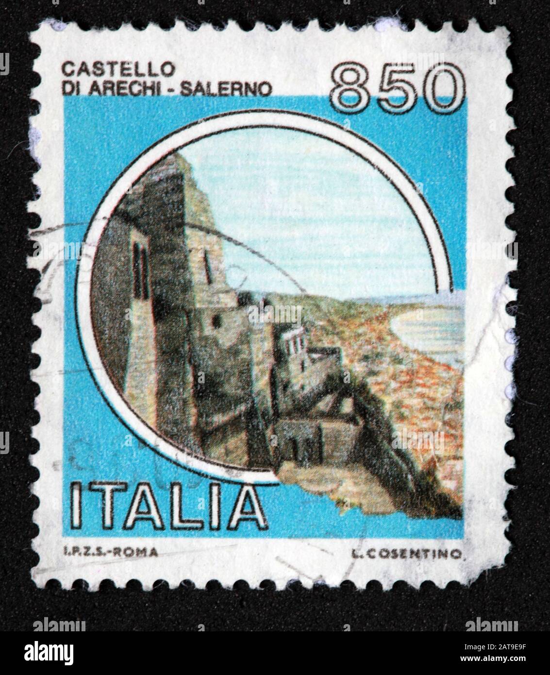 Timbre italien, cachet poste Italia utilisé et francé, châteaux d'Italie, Italia 850 lire Castello Di Arechi - Salerno L.Cosentino, Roma Banque D'Images