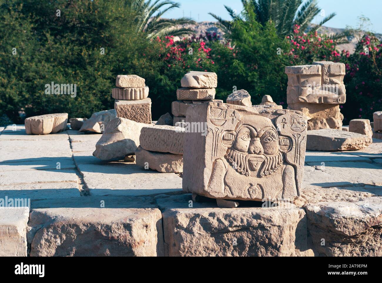 Bas-relief du Dieu Bes dans le Temple d'Isis de Philae sur l'île Agilika près d'Assouan, Egypte. Art Égyptien Ancien Sculpté Dans Un Bloc De Pierre. Banque D'Images