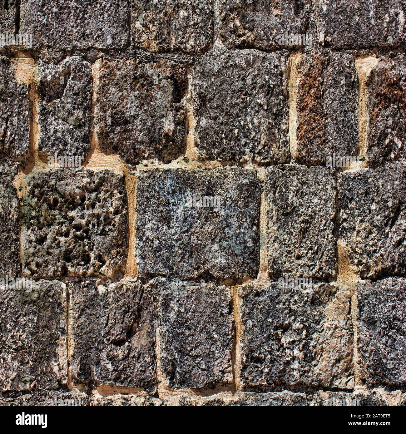 Mur de briques rustique fond texture profondément texturée avec des briques anciennes et mortier. papier numérique 12 x 12 pour projets de conception graphique, Banque D'Images