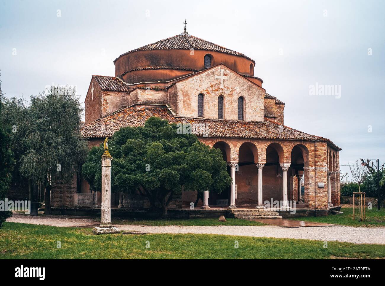 Église Santa Fosca sur l'île de Torcello, dans la lagune de Venise dans le style architectural vénitien-byzantin du XIe siècle Banque D'Images