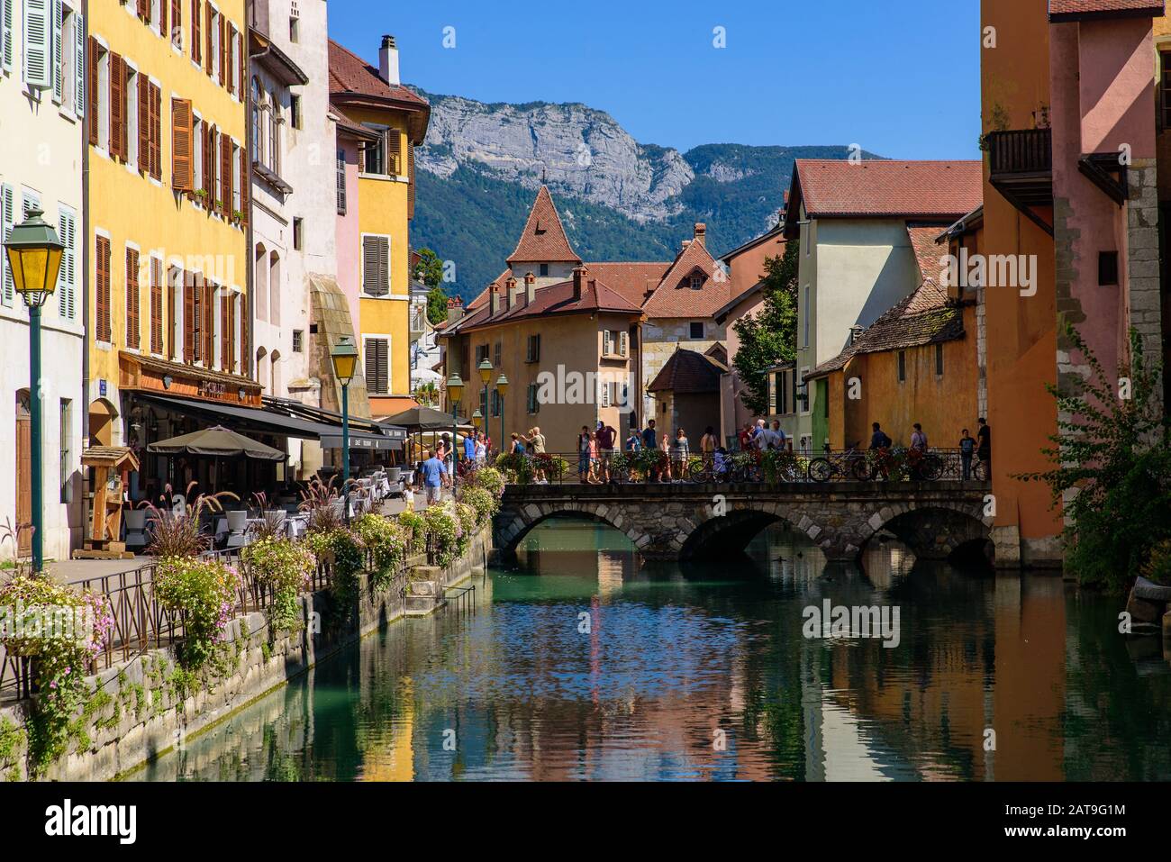 Vue sur la rivière Thiou et la vieille ville d'Annecy, la plus grande ville de Haute-Savoie en France Banque D'Images