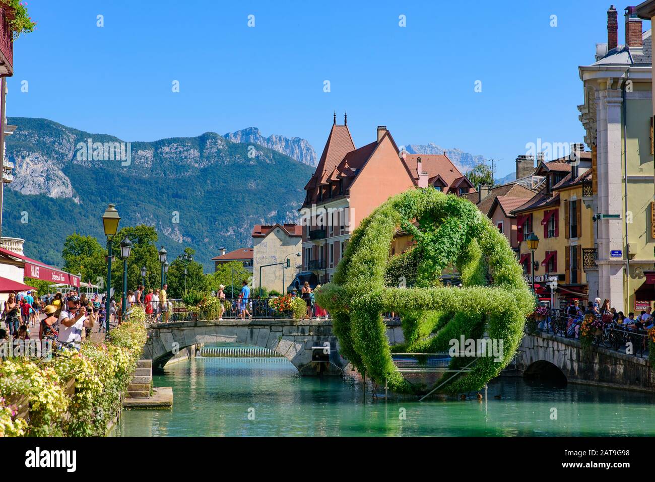 Vue sur la rivière Thiou et la vieille ville d'Annecy, la plus grande ville de Haute-Savoie en France Banque D'Images