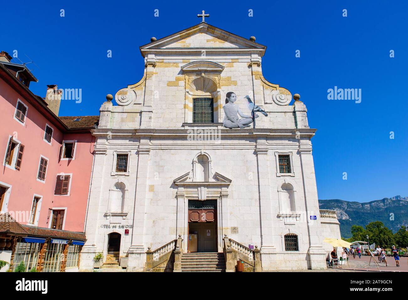 Une église dans la vieille ville d'Annecy, la plus grande ville du département de Haute-Savoie en France Banque D'Images