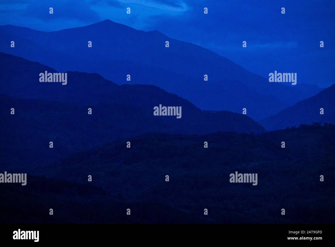 Paysage de montagne de la gamme Glen Affric dans les Highlands écossais d'Inverness-shire Scotland UK avec le pic de Mullach Fraoch-choire (110 m) Banque D'Images