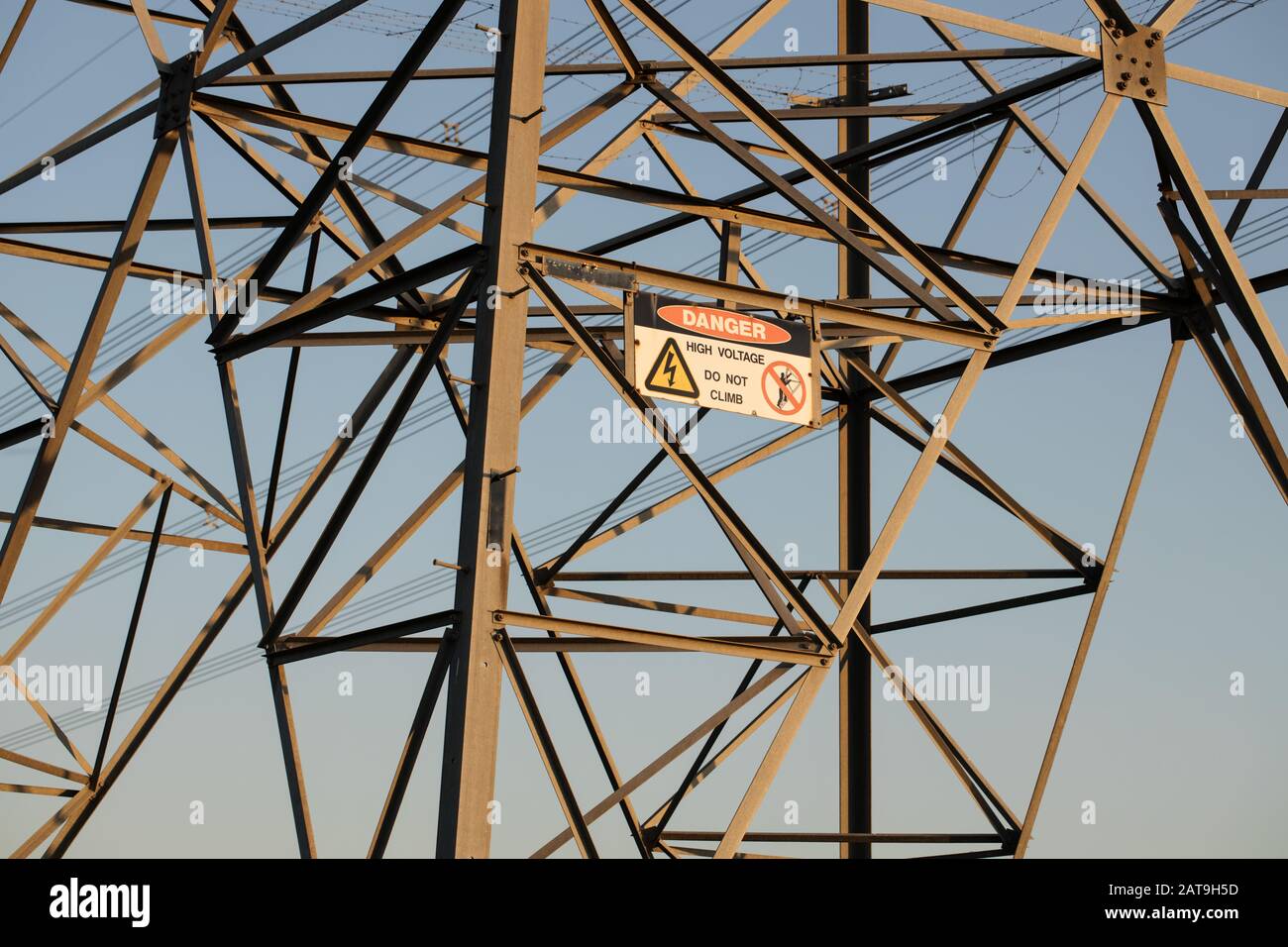 Lignes électriques australiennes haute tension avec un panneau danger haute tension Banque D'Images