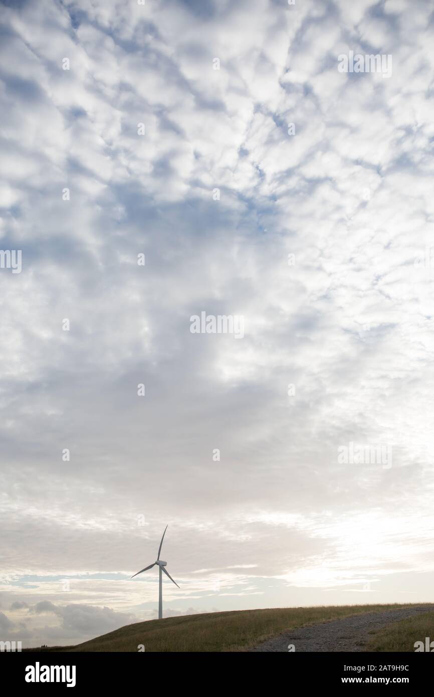 Éolienne utilisée pour la production d'énergie renouvelable sur une colline du pays avec coucher de soleil derrière, située à Toora Victoria Australie Banque D'Images