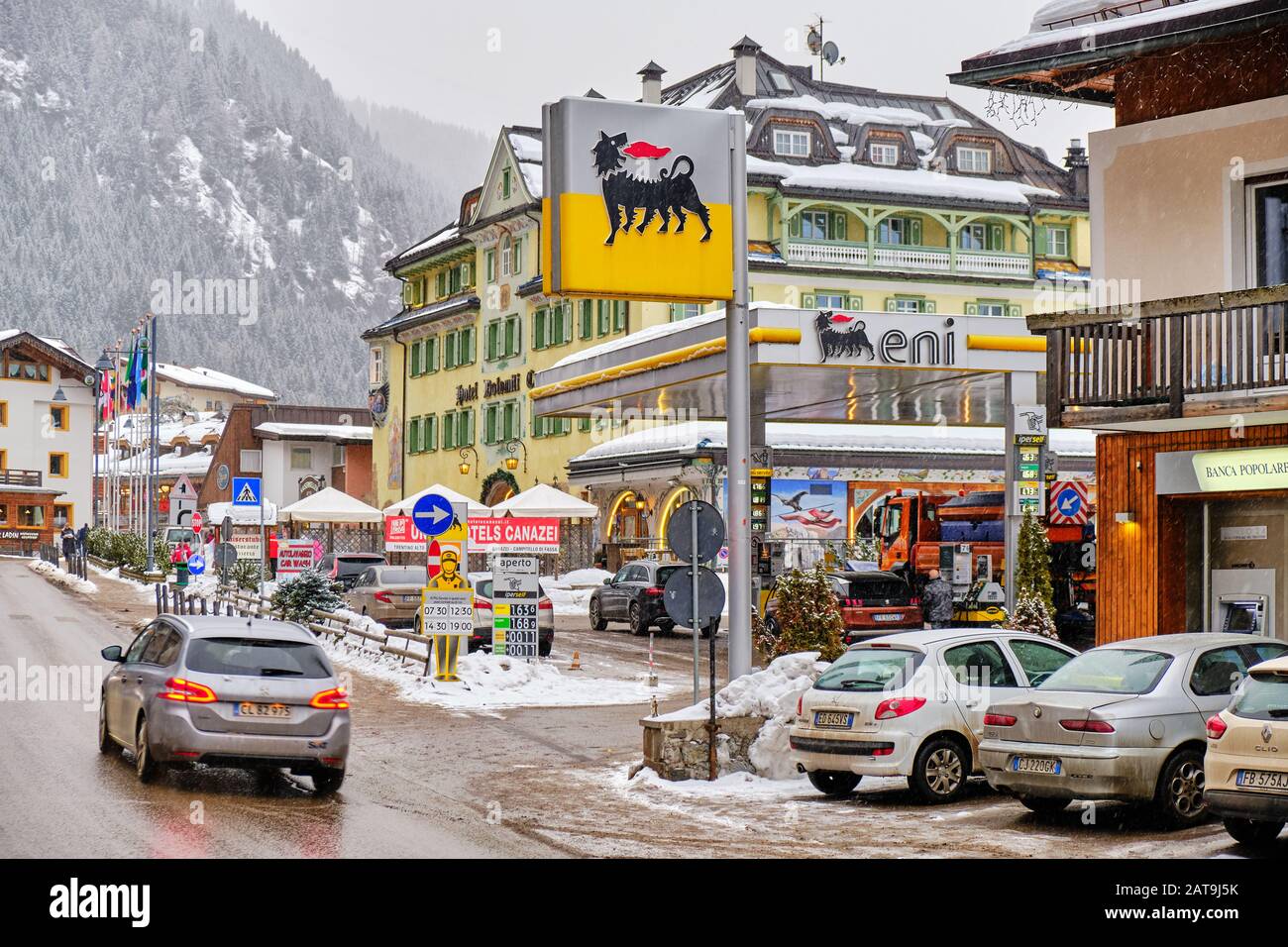 Canazei, Italie - 18 janvier 2020: Station-service ENI dans le village de montagne de Canazei, Tyrol du Sud, Italie, pour une journée de neige. Banque D'Images