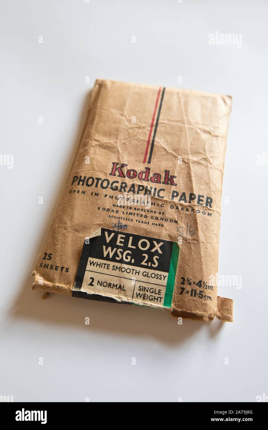 Ancien paquet de papier photographique Kodak des années 1940 - brillant  blanc Lisse 2,75 x 4,5 pouces Photo Stock - Alamy