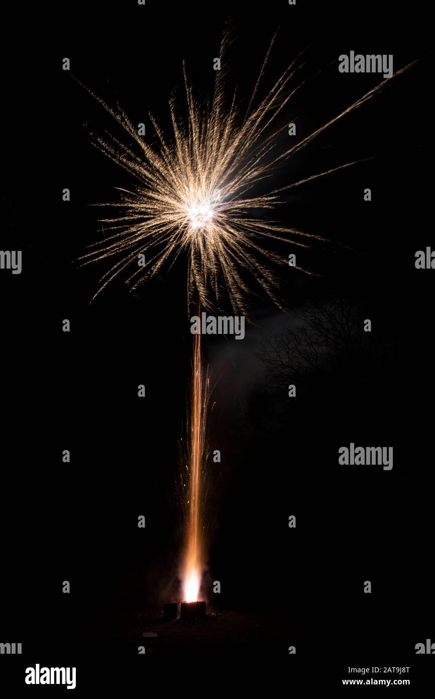 Un incroyable feu d'artifice lors de la célébration du nouvel an pour le début d'une bonne année lors d'un Noël agréable en Espagne, un spectacle coloré Banque D'Images