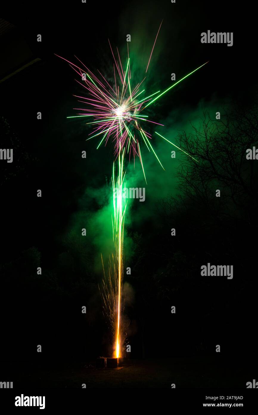 Un incroyable feu d'artifice lors de la célébration du nouvel an pour le début d'une bonne année lors d'un Noël agréable en Espagne, un spectacle coloré Banque D'Images