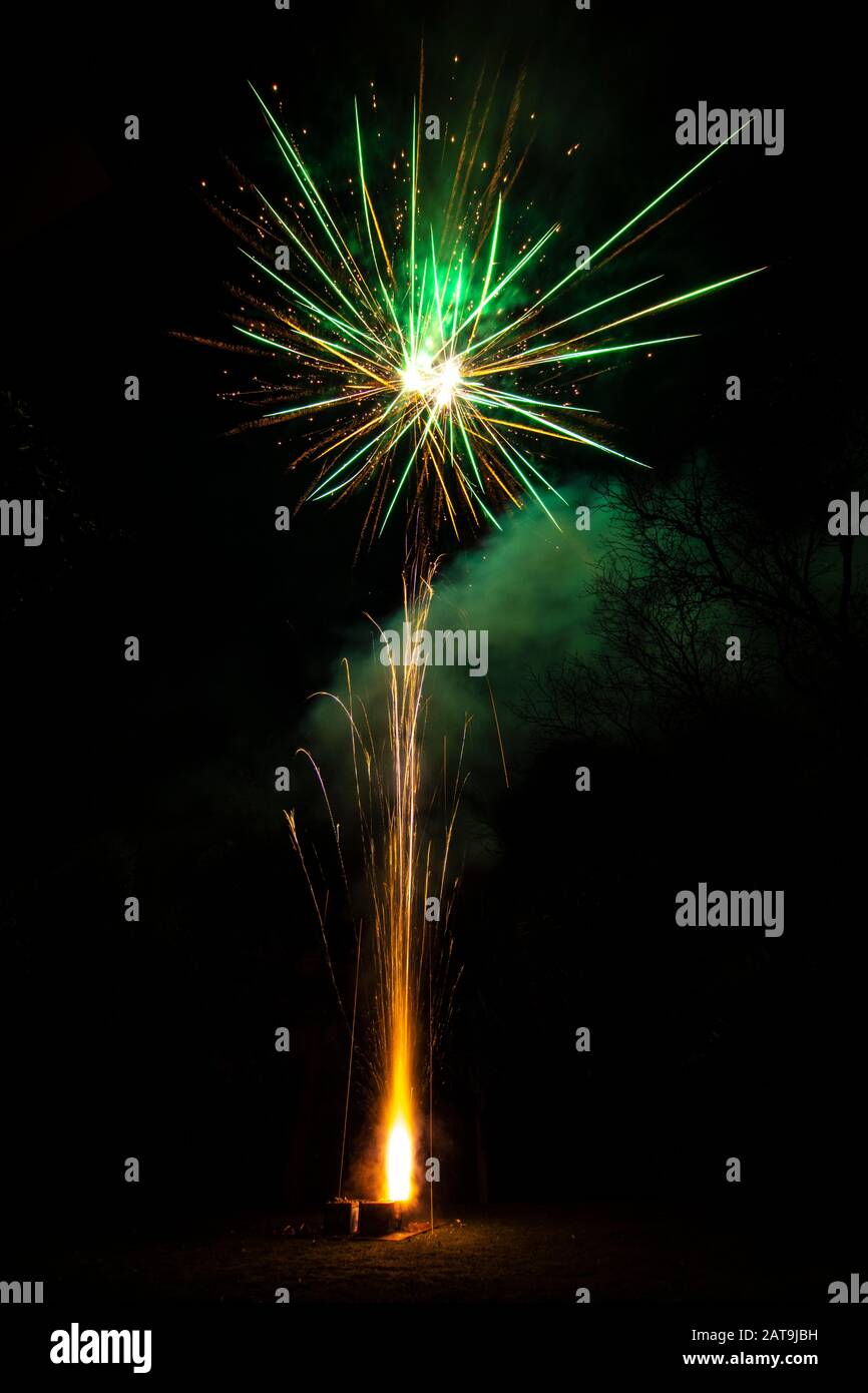 Un incroyable feu d'artifice lors de la célébration du nouvel an pour le début d'une bonne année lors d'un Noël agréable en Espagne, un spectacle coloré Banque D'Images