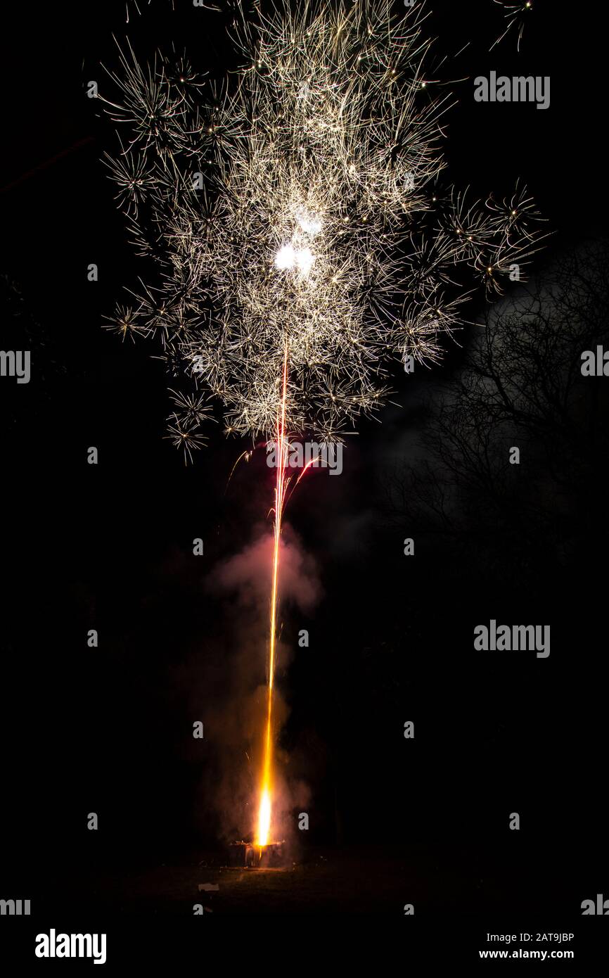 Un incroyable feu d'artifice lors de la célébration du nouvel an pour le début d'une bonne année lors d'un Noël agréable en Espagne, un spectacle coloré Banque D'Images