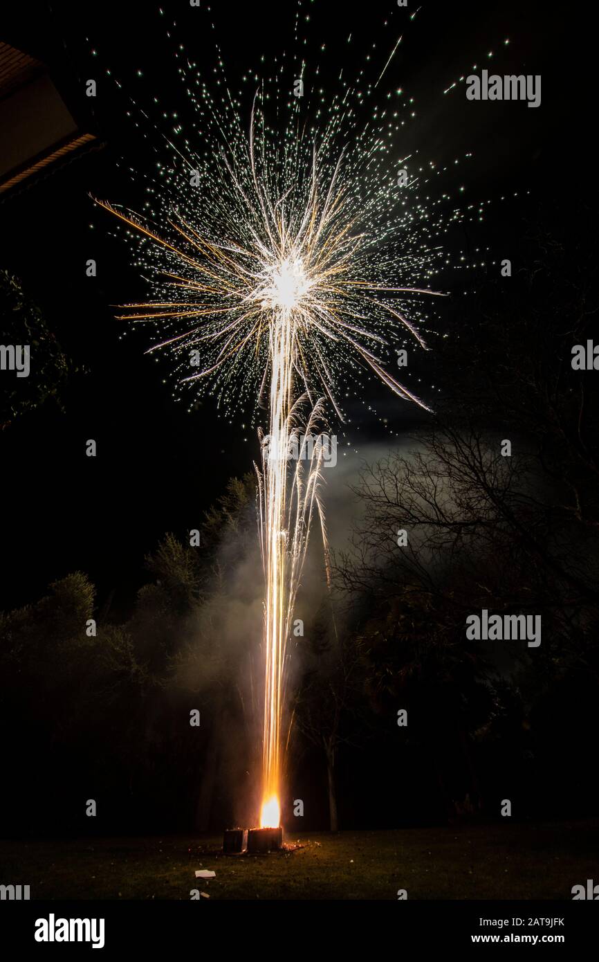 Un incroyable feu d'artifice lors de la célébration du nouvel an pour le début d'une bonne année lors d'un Noël agréable en Espagne, un spectacle coloré Banque D'Images