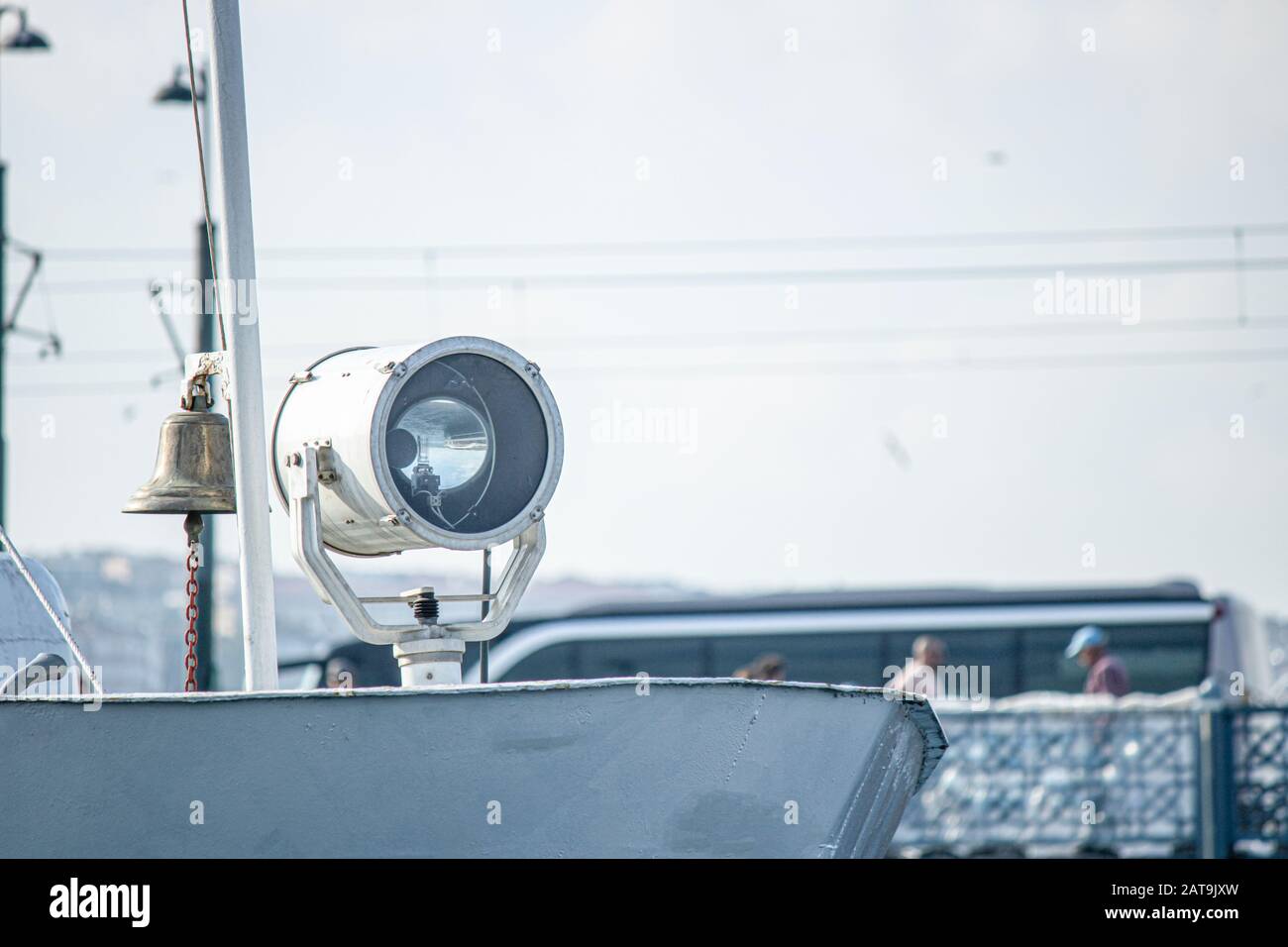 Gros plan de la lampe sur le navire. Pris sur le ferry d'Istanbul. Il est utilisé pour l'éclairage de nuit. Banque D'Images