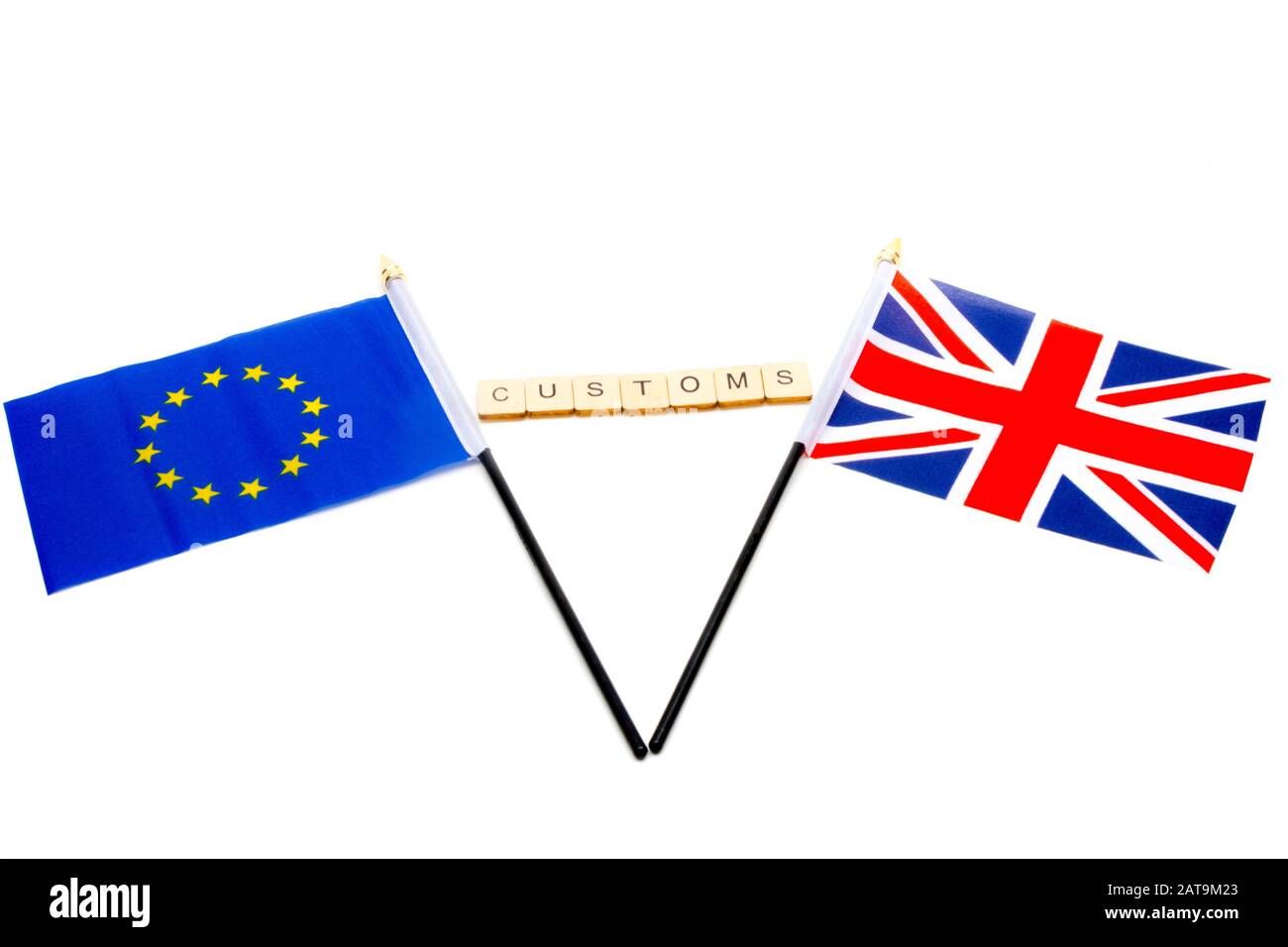 Les drapeaux de l'Union européenne et du Royaume-Uni ont été isolés sur un fond blanc avec un panneau de lecture douane Banque D'Images