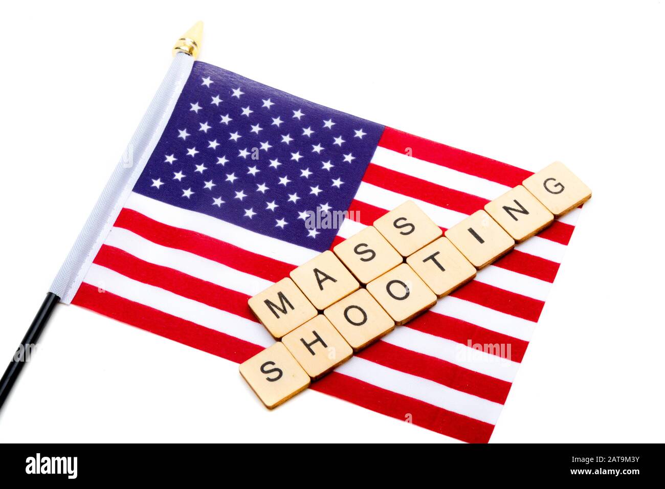 Le drapeau des Etats-Unis isolé sur un fond blanc avec un signe de lecture Mass Shooting Banque D'Images