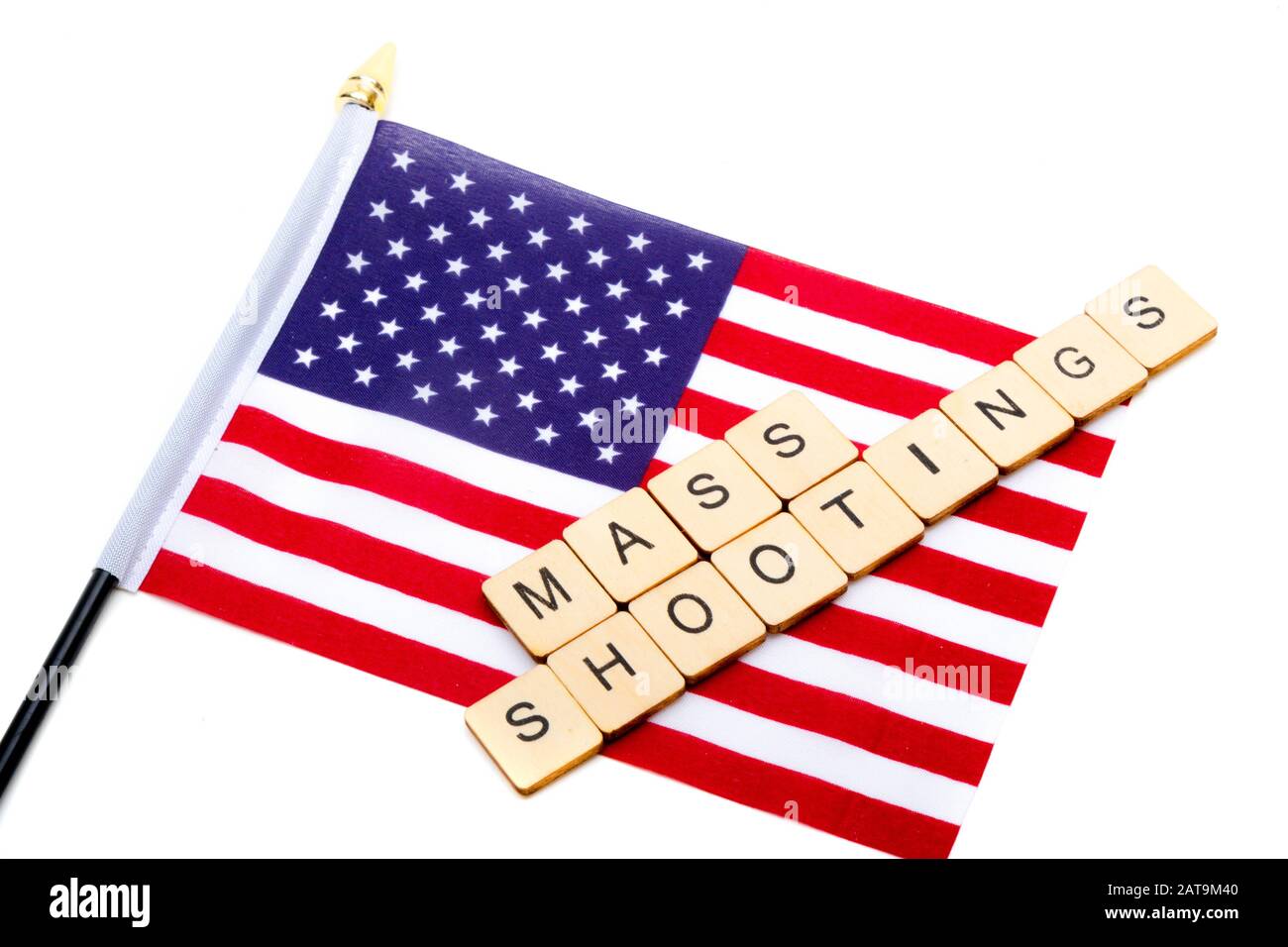 Le drapeau des États-Unis a isolé sur un fond blanc avec un signe de lecture des Fusillades de masse Banque D'Images