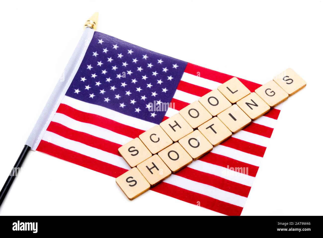 Le drapeau des États-Unis a isolé sur un fond blanc avec un panneau de lecture des Fusillades de l'école Banque D'Images