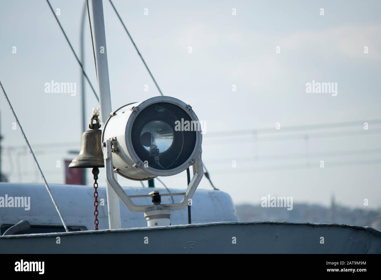 Gros plan de la lampe sur le navire. Pris sur le ferry d'Istanbul. Il est utilisé pour l'éclairage de nuit. Banque D'Images
