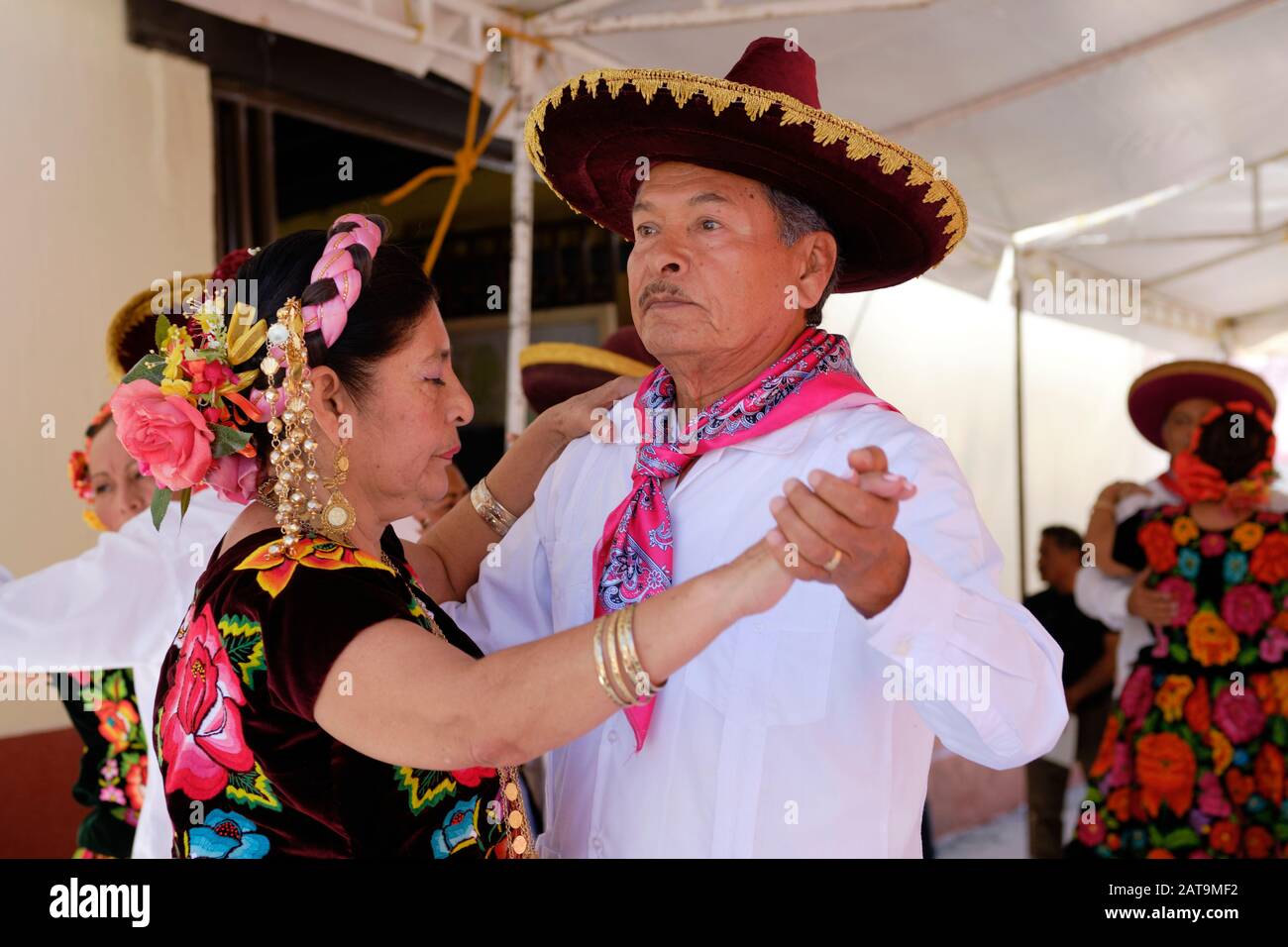 Portrait d'un couple senior de danseurs mexicains traditionnels, se produisant lors d'un événement à Oaxaca Banque D'Images