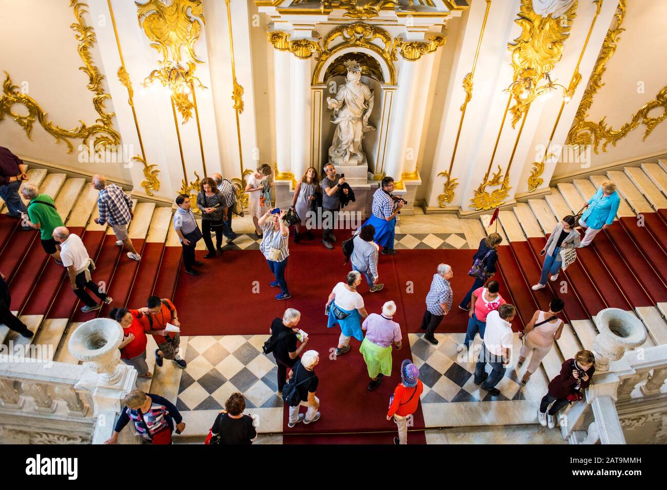Les touristes visitent l'Escalier de Jordanie depuis le musée de l'Hermitage à l'intérieur du Palais d'hiver de Saint-Pétersbourg Banque D'Images