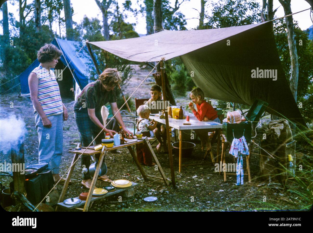Vacances de camping en famille au lac St clair, en Tasmanie, au début des années 1960. La plupart des équipements utilisés étaient faits maison. Banque D'Images