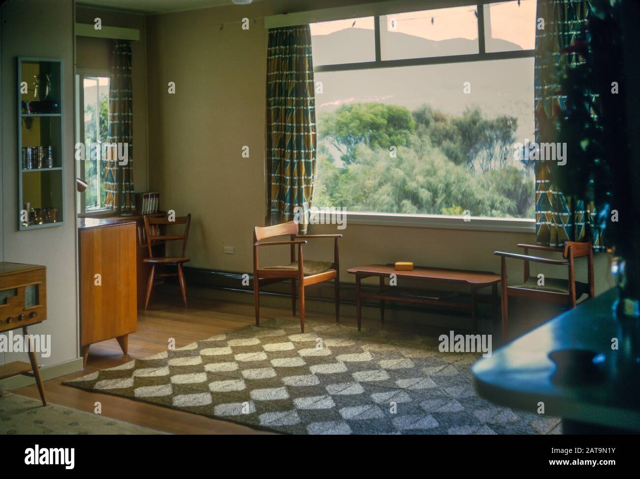Salon d'une maison familiale dans la banlieue Hobart de Lindisfarne, Tasmanie, Australie en 1963 Banque D'Images