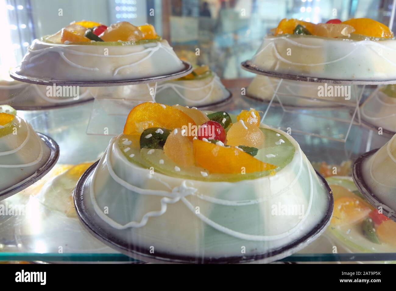 Cassata ou cassata siciliana est un sucré traditionnel de la Sicile, en Italie. La cassata se compose d'un gâteau éponge rond humidifié avec des jus de fruits ou de la liqueur. Banque D'Images