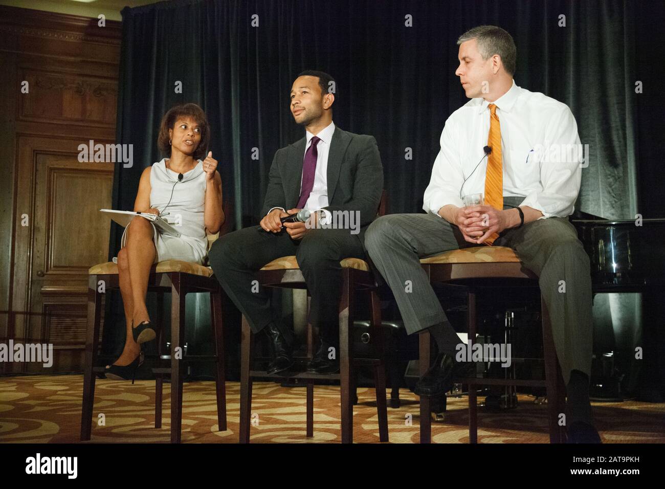 Chicago, Illinois, États-Unis. 20 mars 2012. Ancien assistant du président Obama, chanteur John Legend et secrétaire à l'éducation Arne Duncan lors d'un panel à l'occasion d'un événement de collecte de fonds du Parti démocratique à l'hôtel Ritz Carleton. Banque D'Images