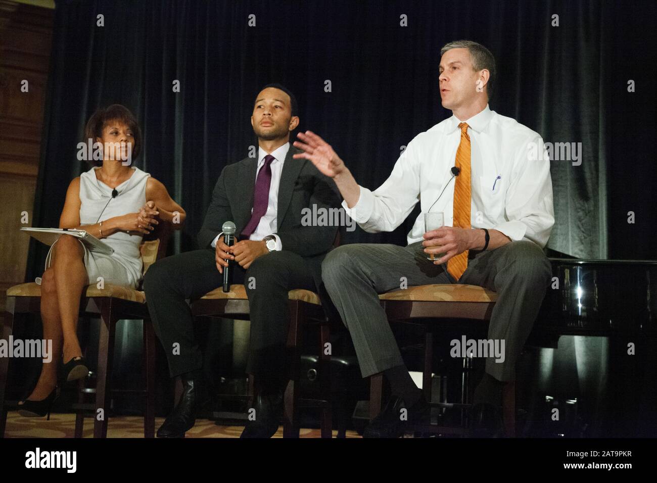 Chicago, Illinois, États-Unis. 20 mars 2012. Ancien assistant du président Obama, chanteur John Legend et secrétaire à l'éducation Arne Duncan lors d'un panel à l'occasion d'un événement de collecte de fonds du Parti démocratique à l'hôtel Ritz Carleton. Banque D'Images