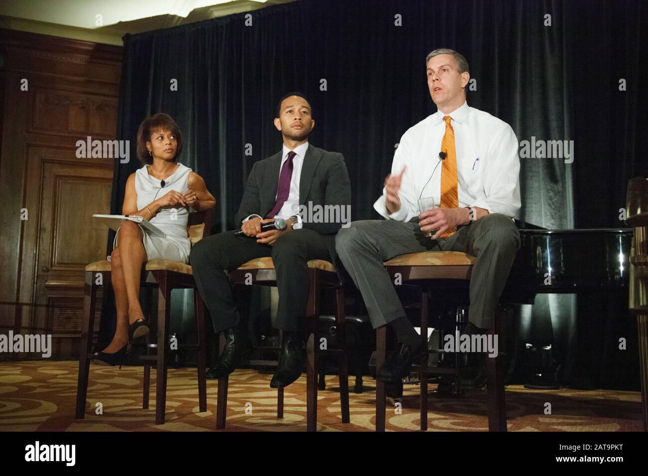 Chicago, Illinois, États-Unis. 20 mars 2012. Ancien assistant du président Obama, chanteur John Legend et secrétaire à l'éducation Arne Duncan lors d'un panel à l'occasion d'un événement de collecte de fonds du Parti démocratique à l'hôtel Ritz Carleton. Banque D'Images