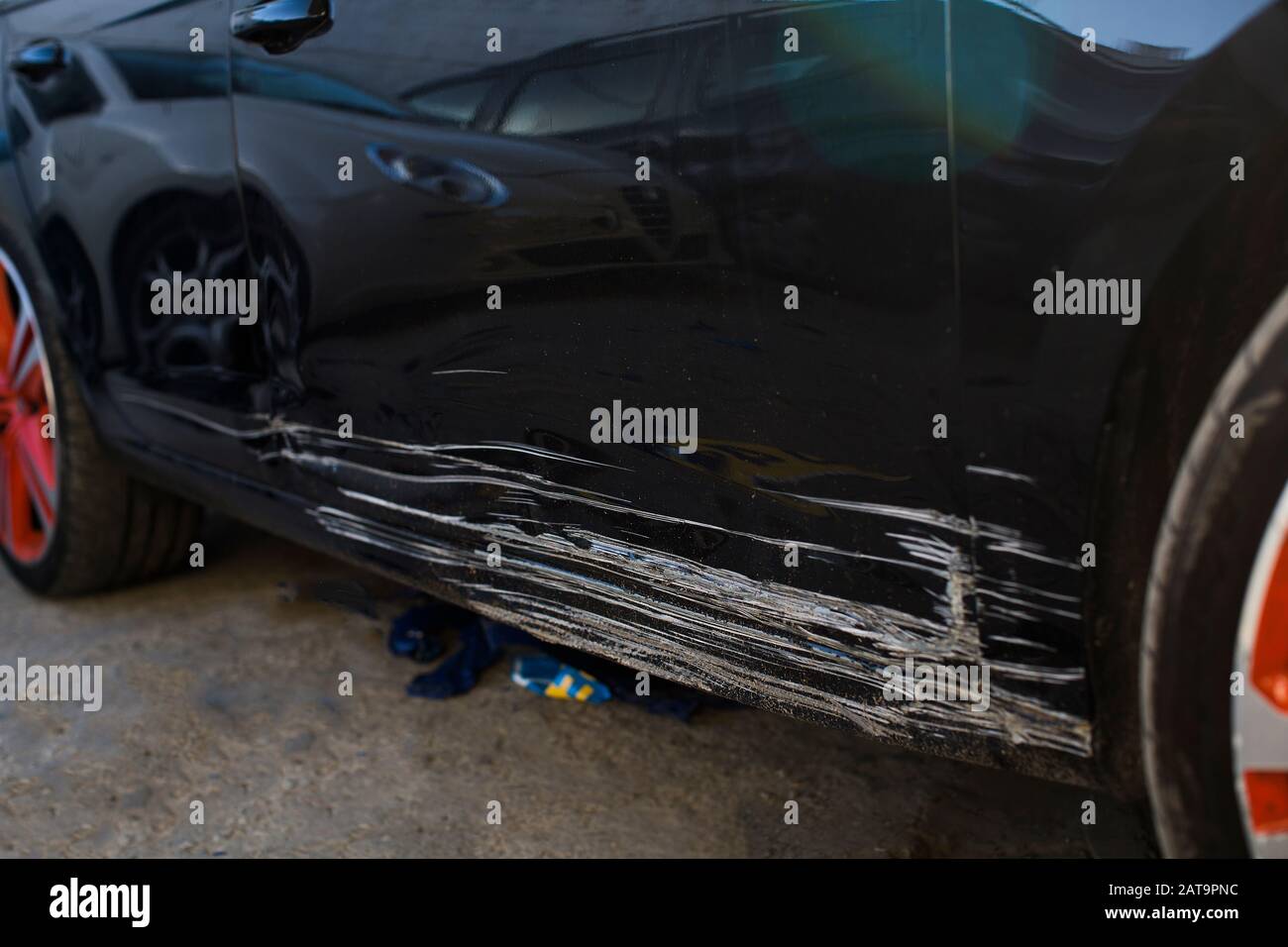 un pneu cassé après un accident.une voiture après un accident une porte  rayée avant de peindre Photo Stock - Alamy