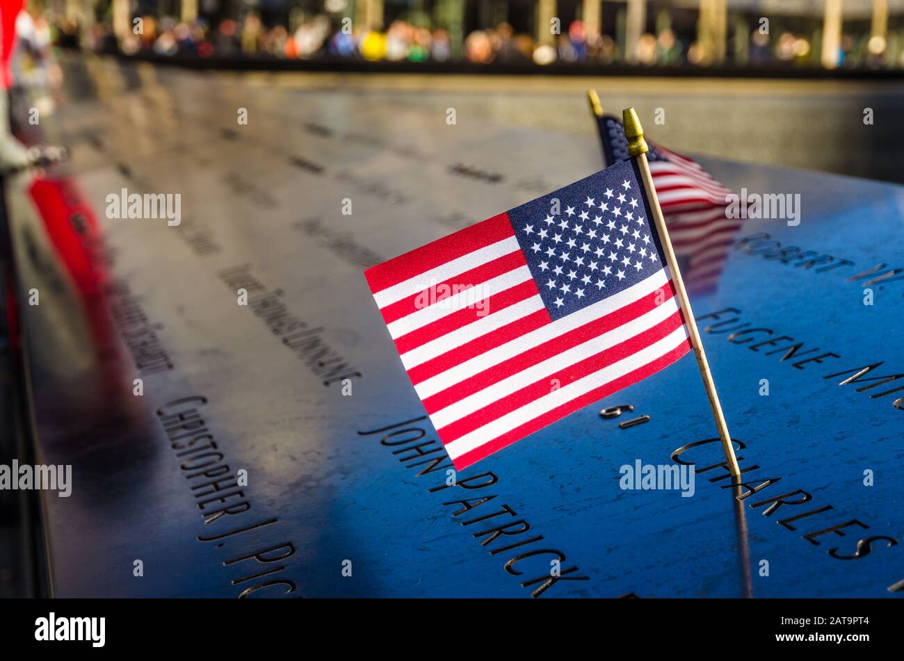 Drapeau des États-Unis sur le 9 11 Memorial au World Trade Center de New York Banque D'Images