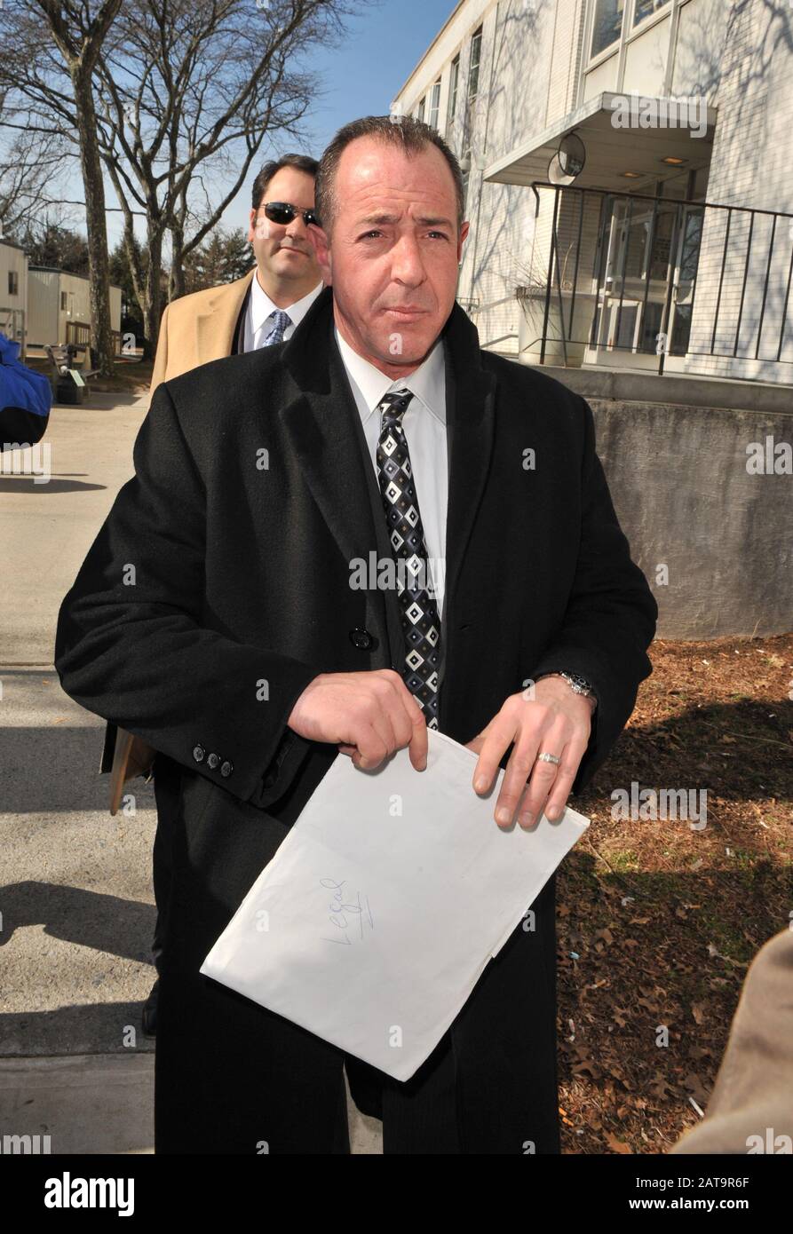 Westbury, États-Unis D'Amérique. 9 février 2010. Central ISLIP, NY - 26 MAI: (COUVERTURE exclusive) Michael Lohan, père de Lindsay Lohan arrive à Central Islip court House avec son fiancé Erin Muller, Lohan a été arrêté et accusé de harcèlement Aggravé pour avoir menacé de tuer son fiancé Erin Muller et ensuite lui-même. Le 26 Mai 2009 Personnes: Michael Lohan Crédit: Storms Media Group/Alay Live News Banque D'Images