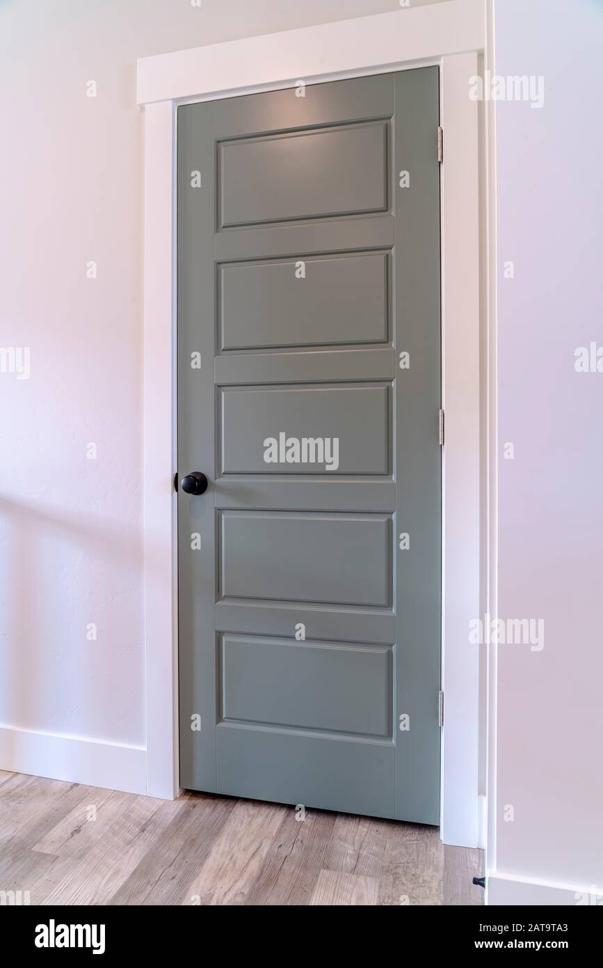 Porte en bois gris brillant avec bouton de porte noir mat à l'intérieur  d'une maison Photo Stock - Alamy