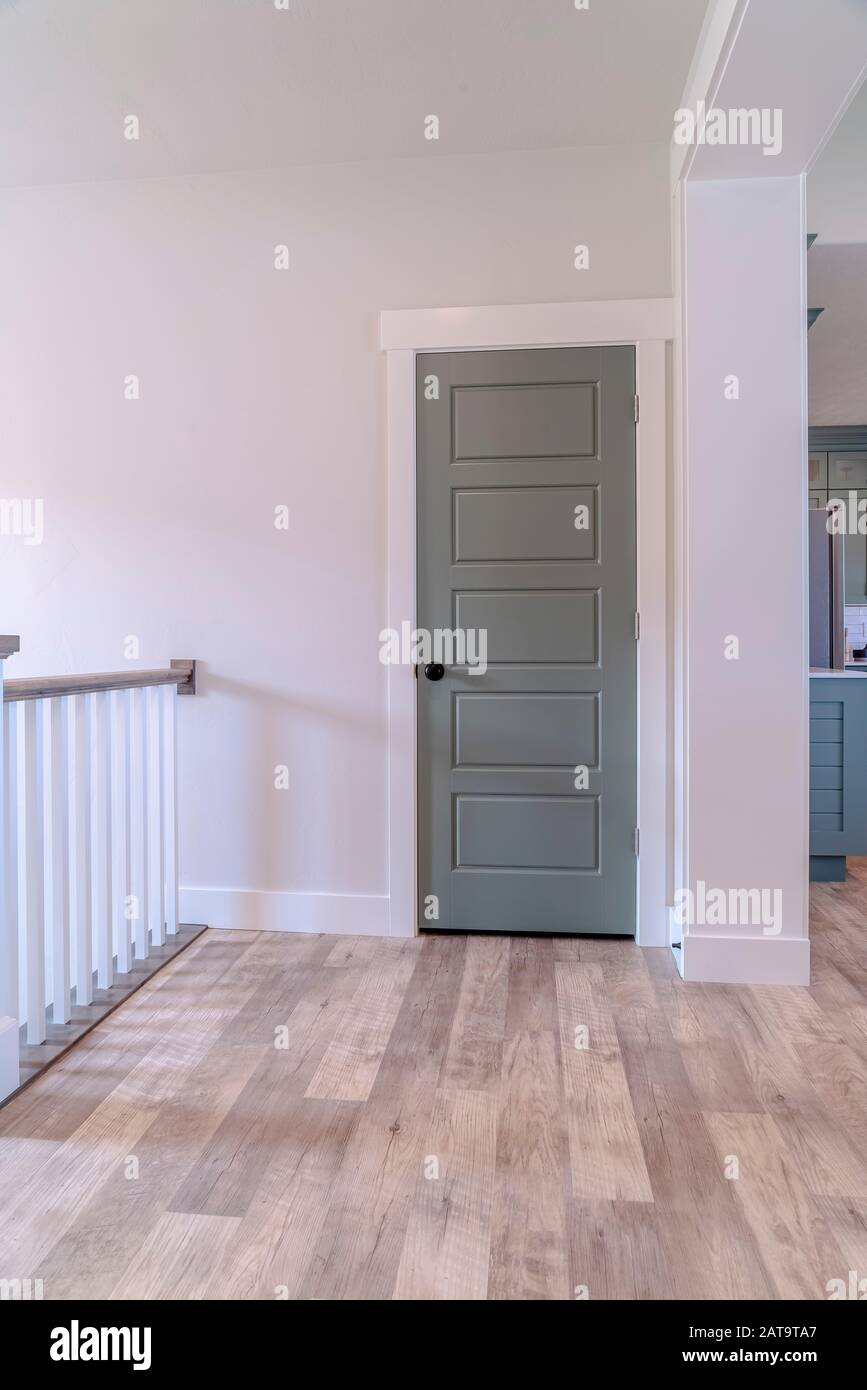Intérieur de la maison avec porte grise, mur blanc et parquet marron Photo  Stock - Alamy