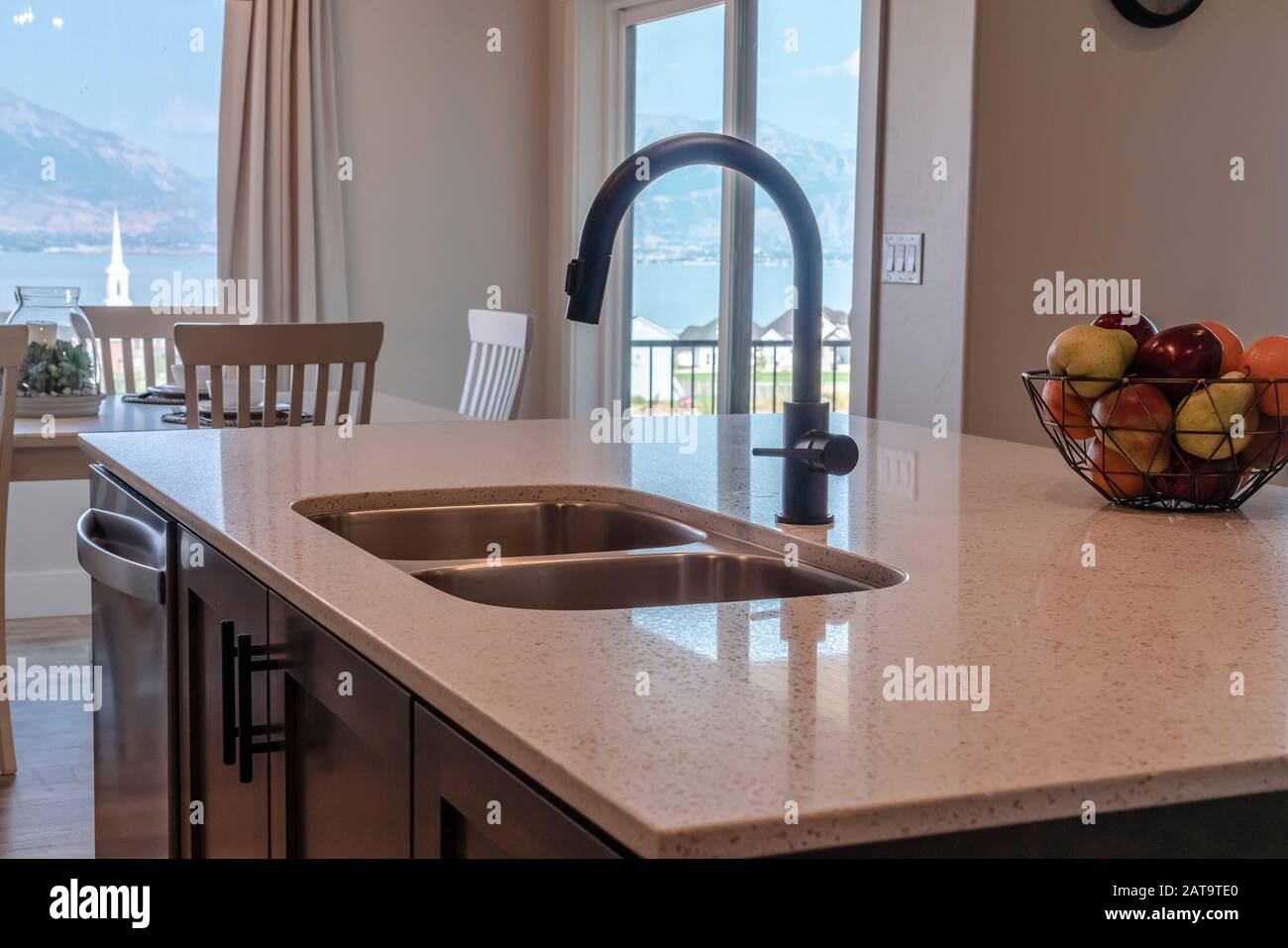 Îlot de cuisine avec lavabo double sous le robinet noir et lave-vaisselle  Photo Stock - Alamy