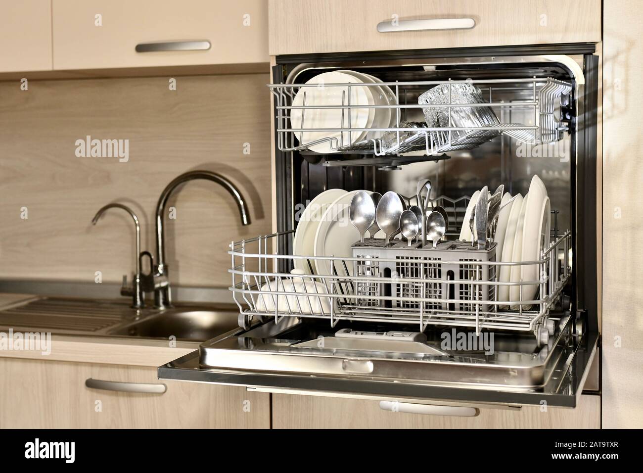 Lave-vaisselle ouvert avec vaisselle, construit au niveau d'un lavage avec  séchage et deux robinets d'eau du robinet et filtré Photo Stock - Alamy