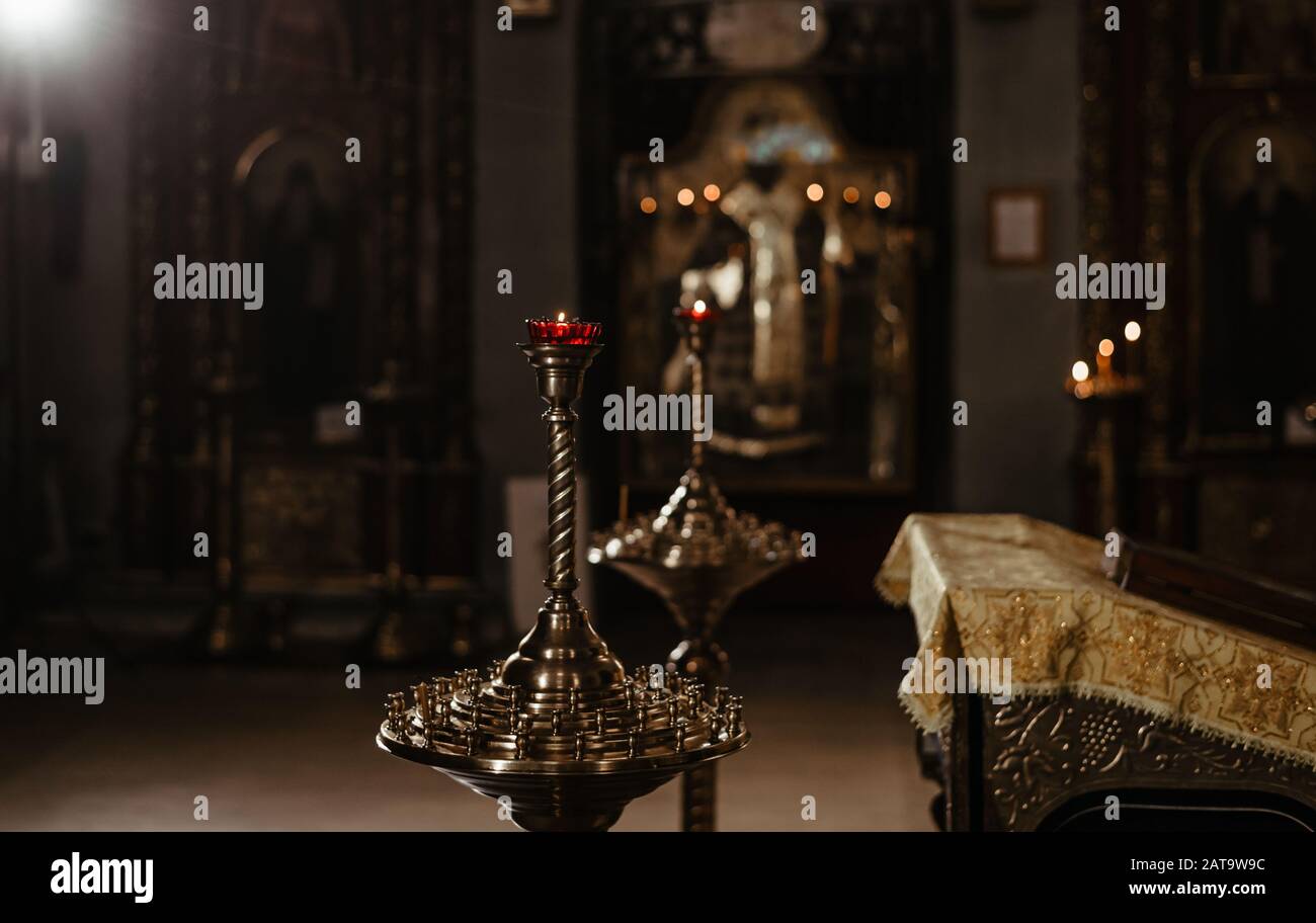 chandelier dans l'église de près. foyer doux. Banque D'Images
