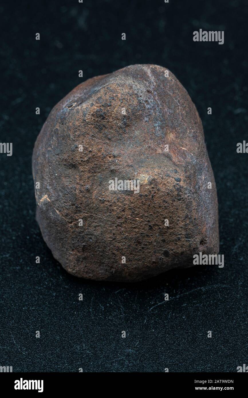 Météorite chondrite L6W2 Type isolé, morceau de roche formé comme astéroïde dans l'univers à pendant la création du système solaire Banque D'Images