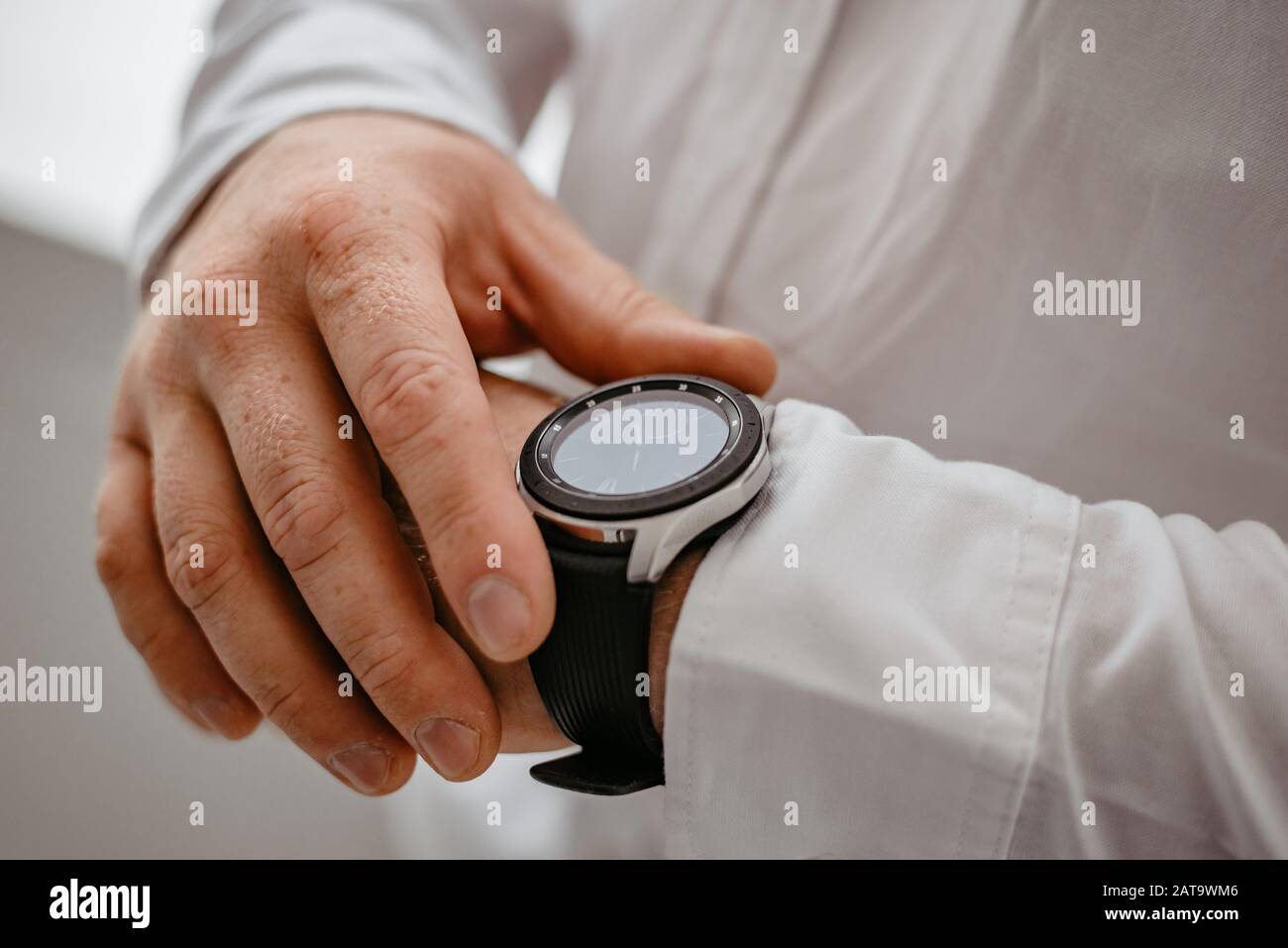 Businessman checking temps sur sa montre, l'homme en mettant la main sur l'horloge, le marié se préparer le matin avant la cérémonie du mariage Banque D'Images