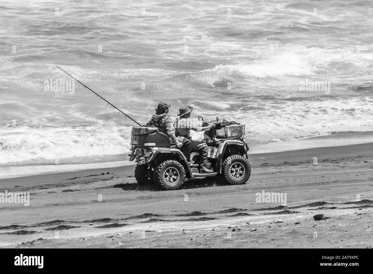 Deux pêcheurs qui reviennent d'une journée de pêche pendant un Week-end d'été sur la plage heure d'été à la plage Profitez de la nature chilienne et des plages sauvages Banque D'Images