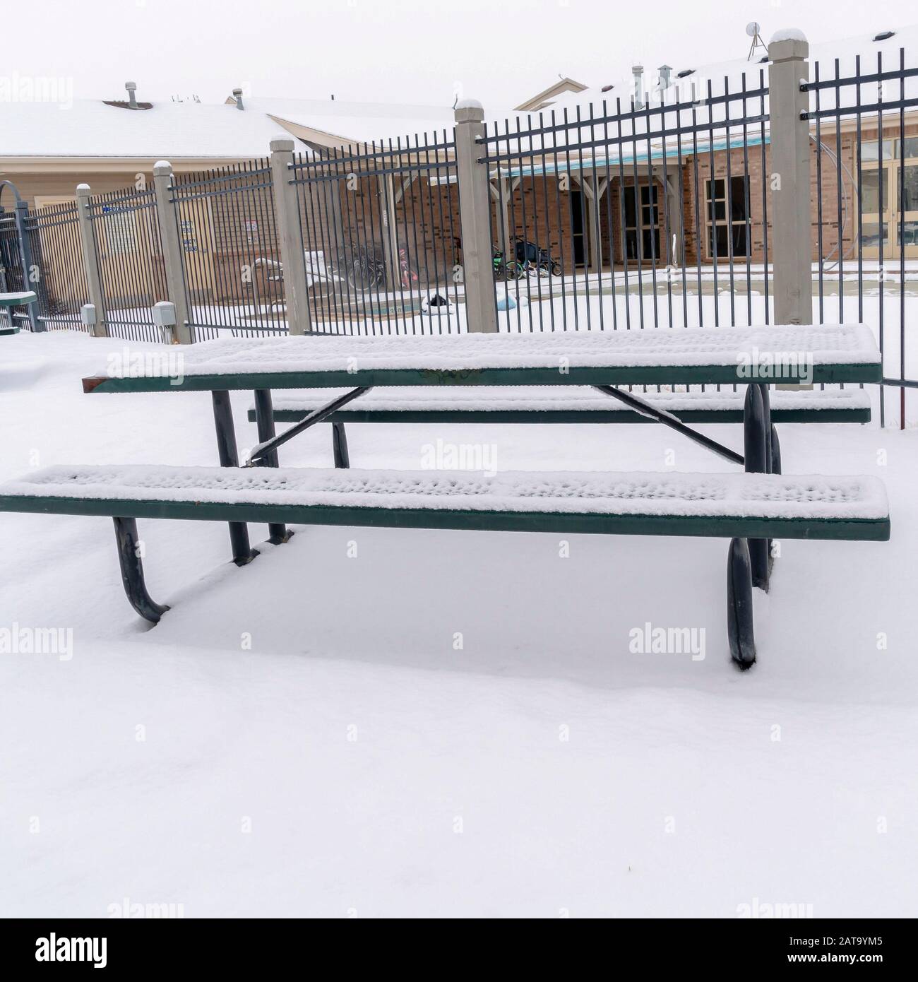 Cadre de la place de la photo froid d'hiver dans un parc avec des tables de pique-nique et des bancs couverts de neige Banque D'Images