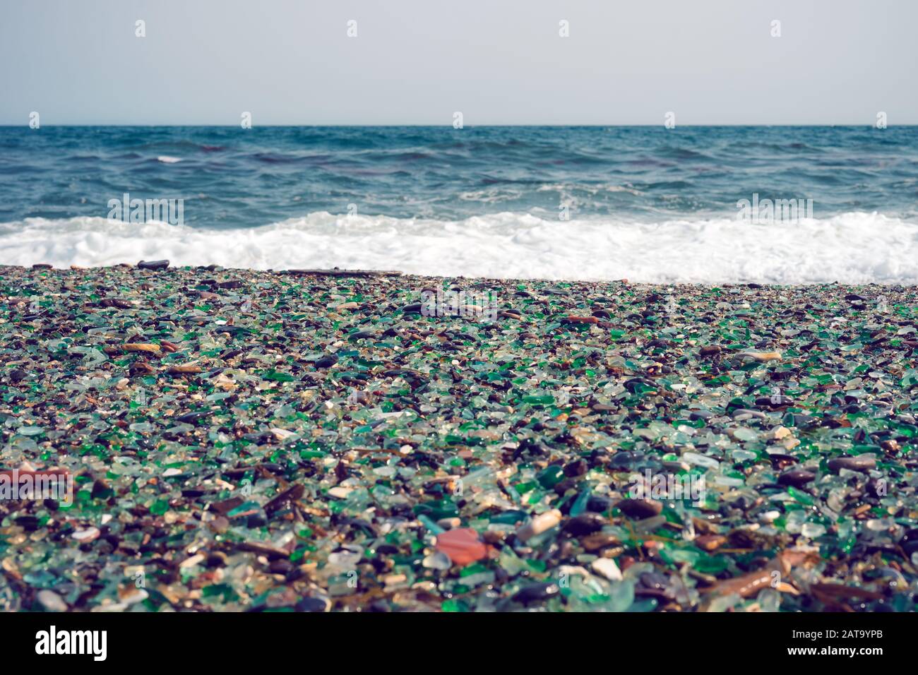 La plage est couverte de verre poli. Vladivostok, Russie Photo Stock - Alamy