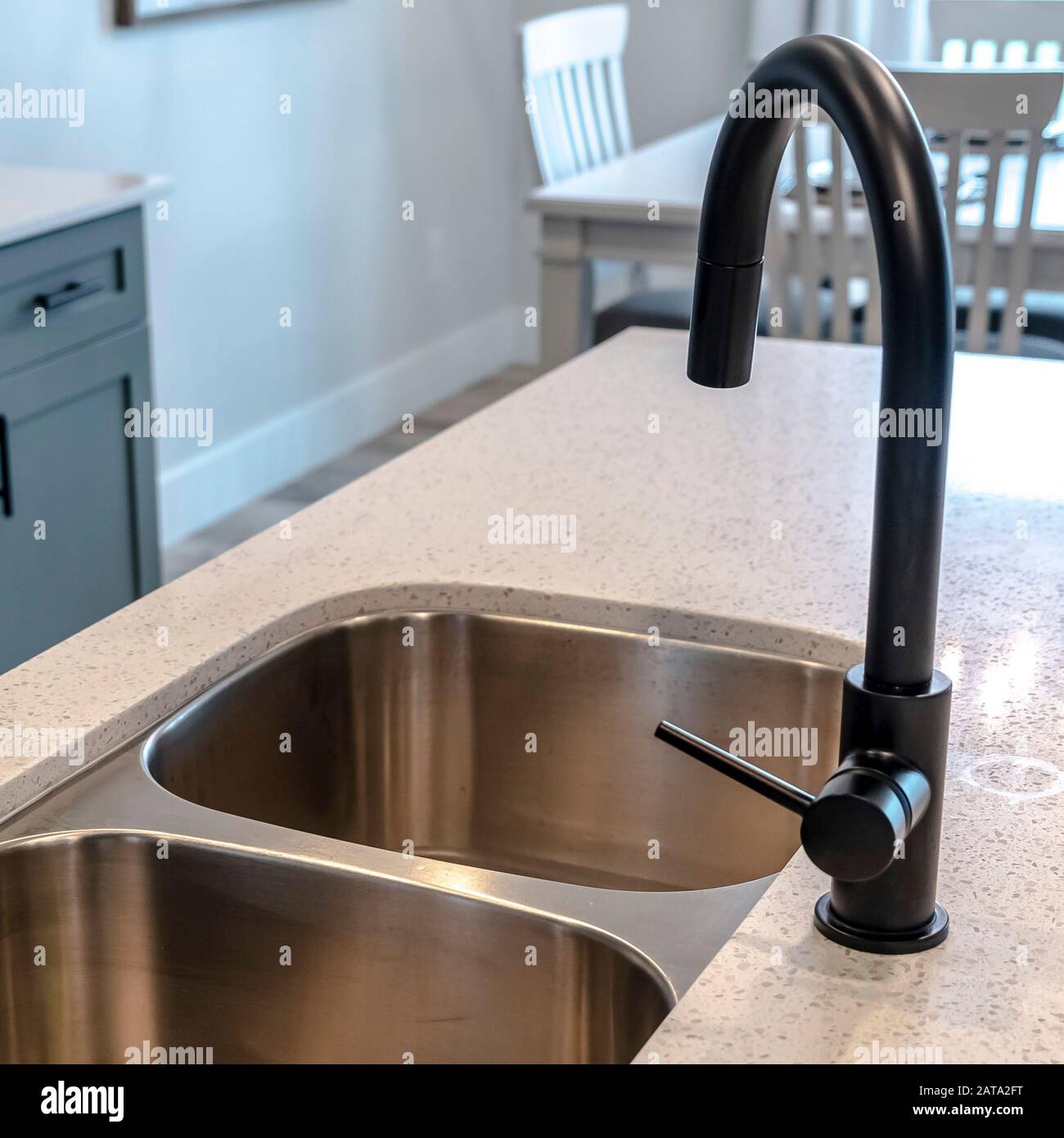 Évier carré en acier inoxydable double lavabo cuisine îlot avec robinet noir  Photo Stock - Alamy