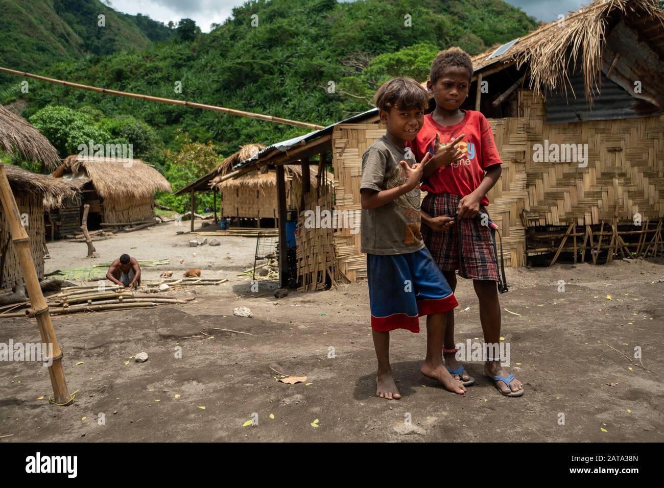 Quelques enfants posant pour des photos dans un petit village indigène aux Philippines Banque D'Images