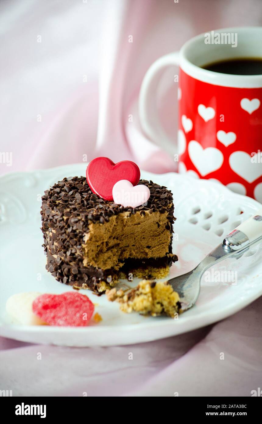 Un Petit Gateau Cappuccino Delicieux Recouvert De Copeaux De Chocolat Et Decore Avec Un Coeur Rose Et Rouge Fait De Chocolat Avec Un Coeur Decore Photo Stock Alamy Un Petit Gateau Cappuccino Delicieux Recouvert De Copeaux De Chocolat Et Decore Avec Un Coeur Rose Et Rouge Fait De Chocolat Avec Un Coeur Decore Photo Stock Alamy